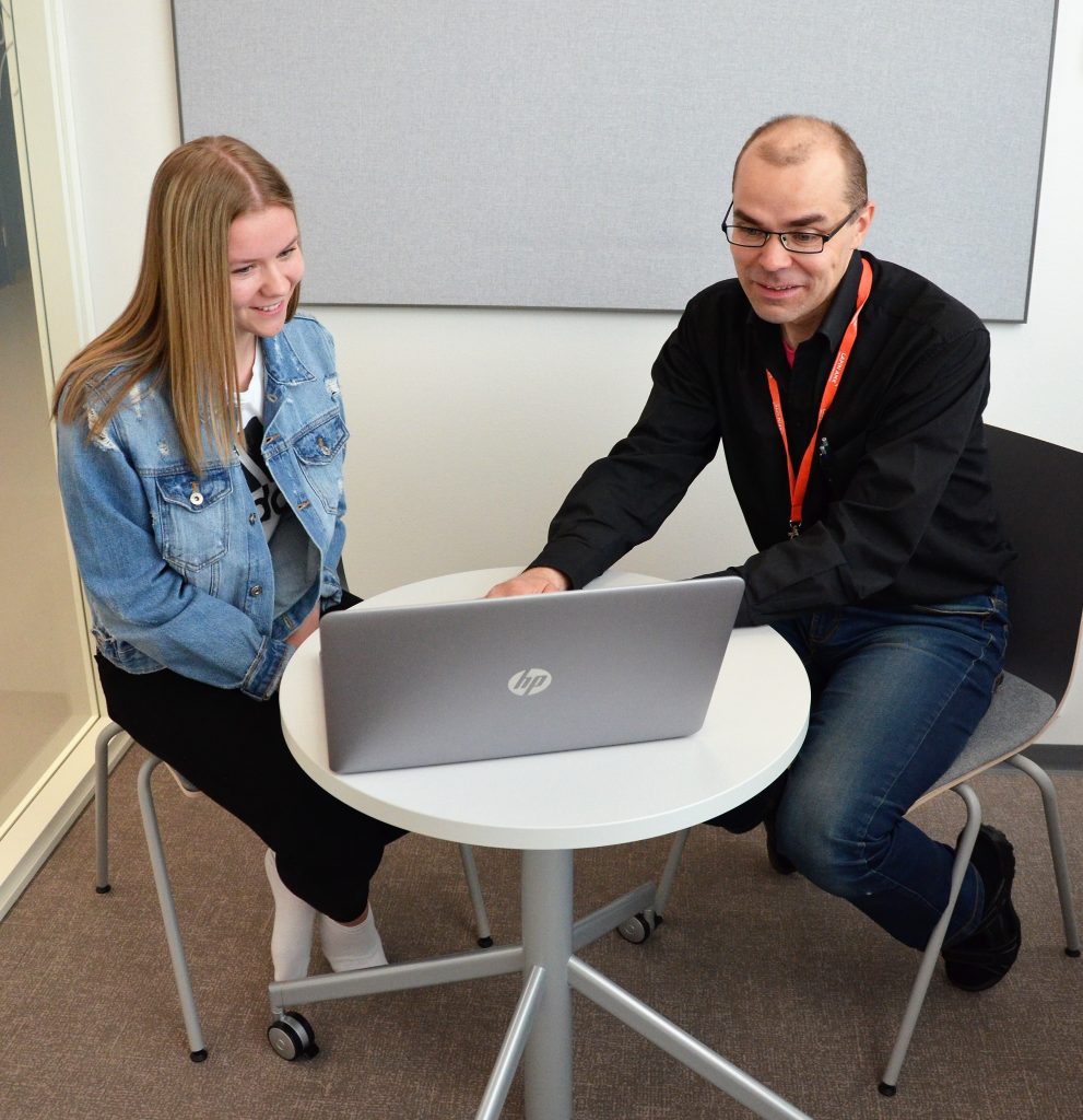Oppilas ja opinto-ohjaaja katsomassa tietokonetta