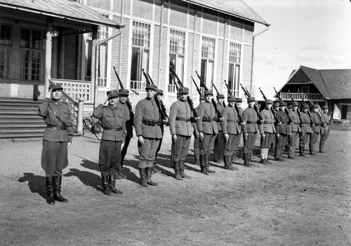 Suojeluskuntajoukkue Lapuan yhteiskoulun pihalla 1938. Lähde: Pyhälahden valokuvaamomuseo.