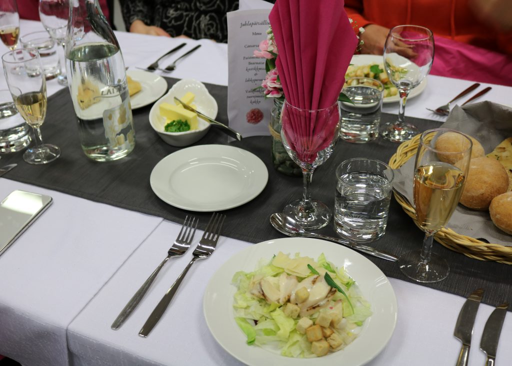 Pöytäkattaus ja lounas