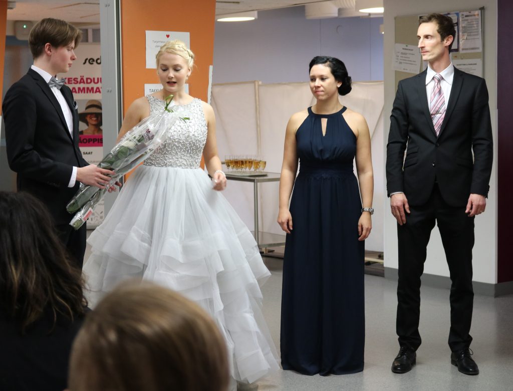 Vanhat kiittävät liikunnanopettajiaan Noora Mäkisaloa ja Pasi Rautavaa vanhojen tanssien kurssin opetuksesta.